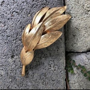 Vintage. KRAMER, Gold Metal Leaf Pin Brooch